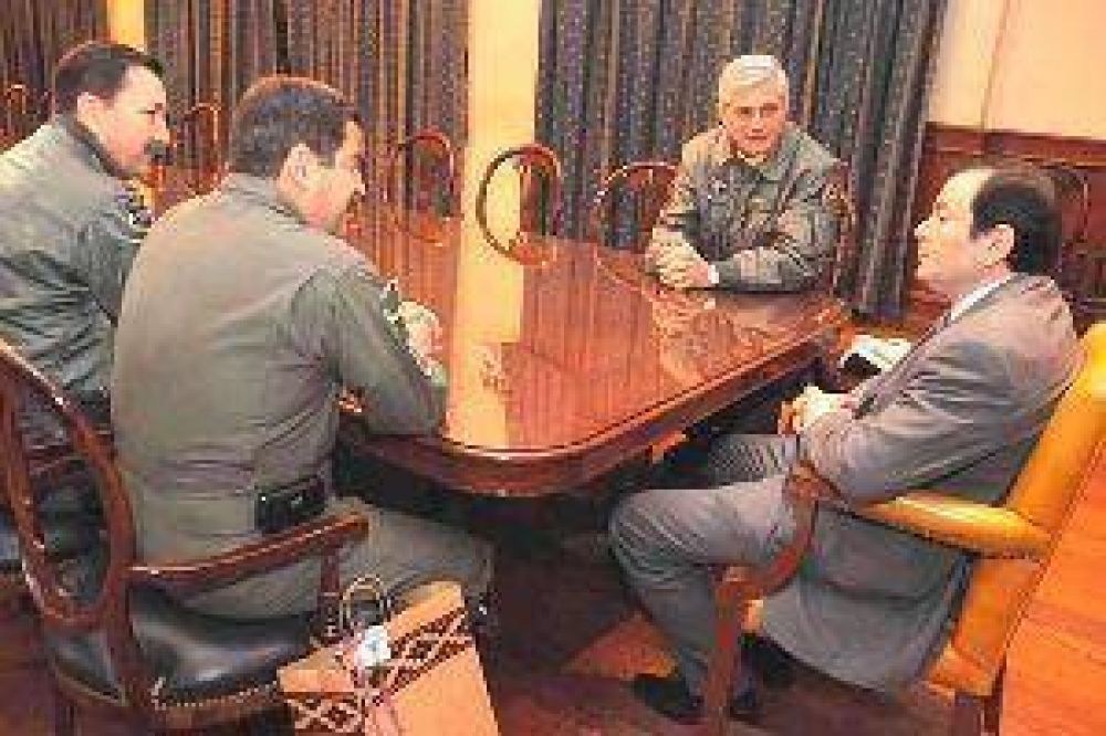 El gobernador Zamora se reuni� con representantes de la Fuerza A�rea