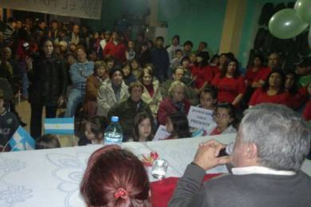 Gran respuesta para Das Neves en su recorrido por El Mait�n y Cushamen