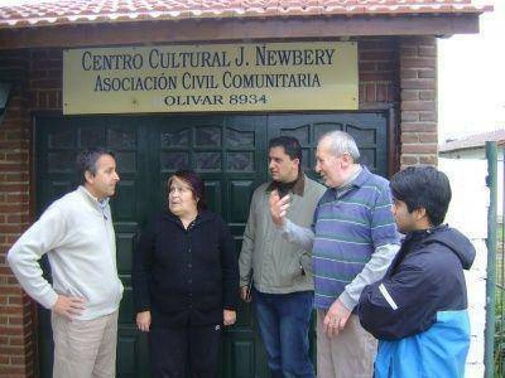EN CAMPA�A AZCONA RECORRI� EL BARRIO JORGE NEWBERY