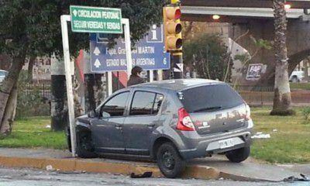 Dos autos chocaron en el nudo de Costanera y hubo dos heridos leves