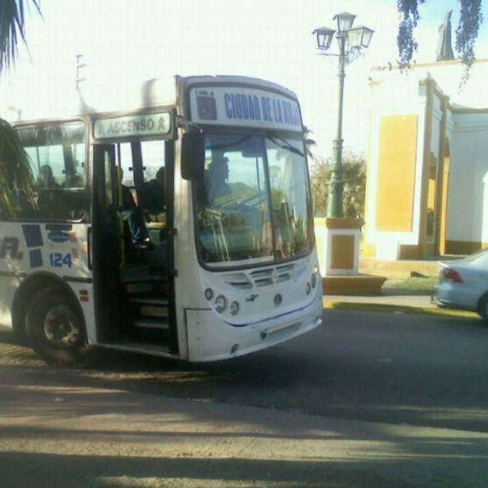 Parada de colectivo en plena rotonda: peligro constante