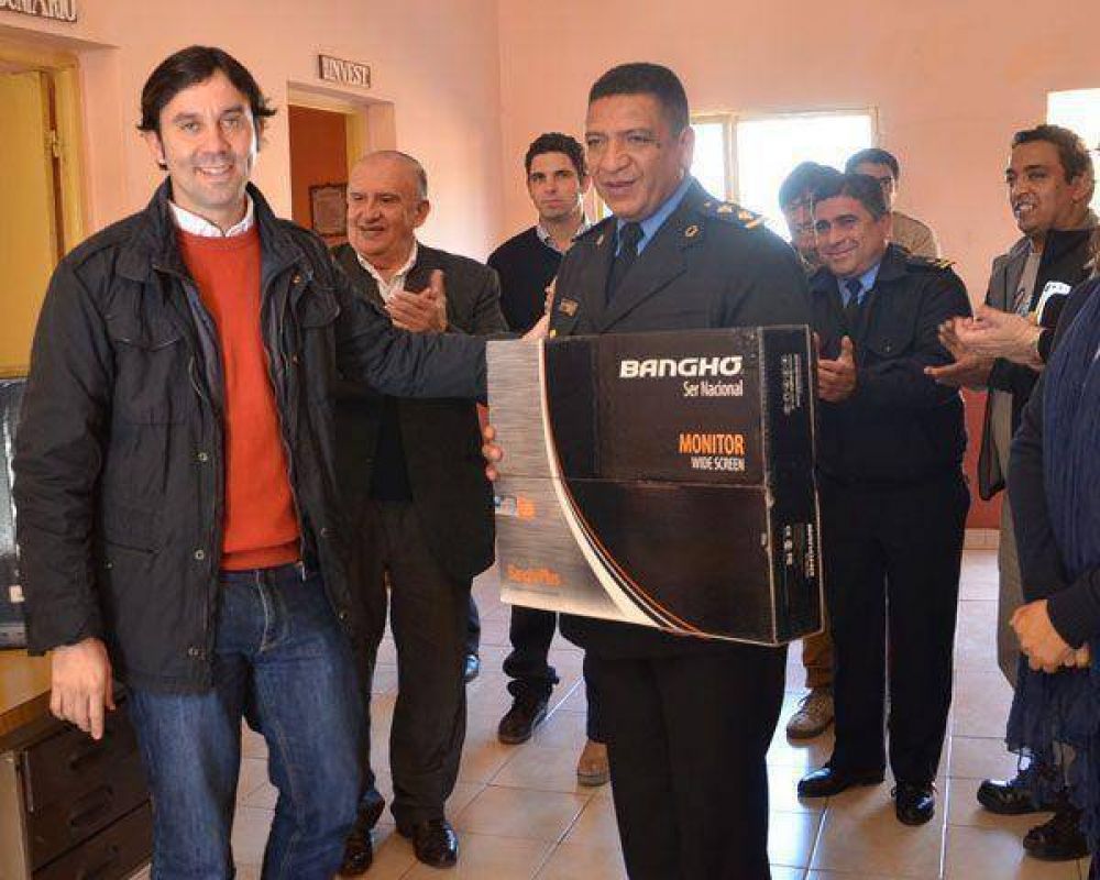 Felipe �lvarez supervis� obras de registro civil y entreg� equipamiento inform�tico a comisarias