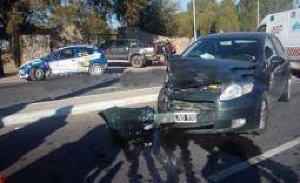 Un auto abocado al rally provoc� un grave accidente vial