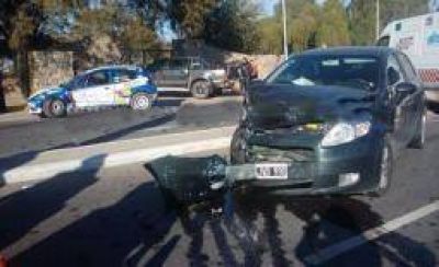 Un auto abocado al rally provoc� un grave accidente vial