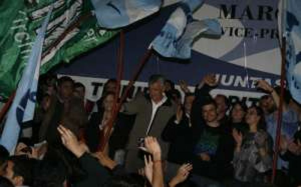 Rodeado de j�venes, el FpV lanz� su campa�a electoral