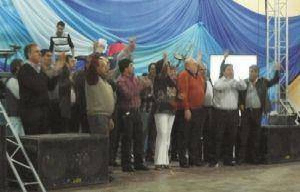 Con una multitudinaria fiesta, celebraron el D�a del Trabajador de la Electricidad