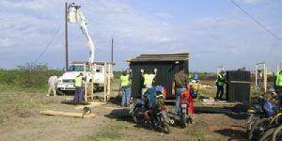 Construyen viviendas precarias para inundados