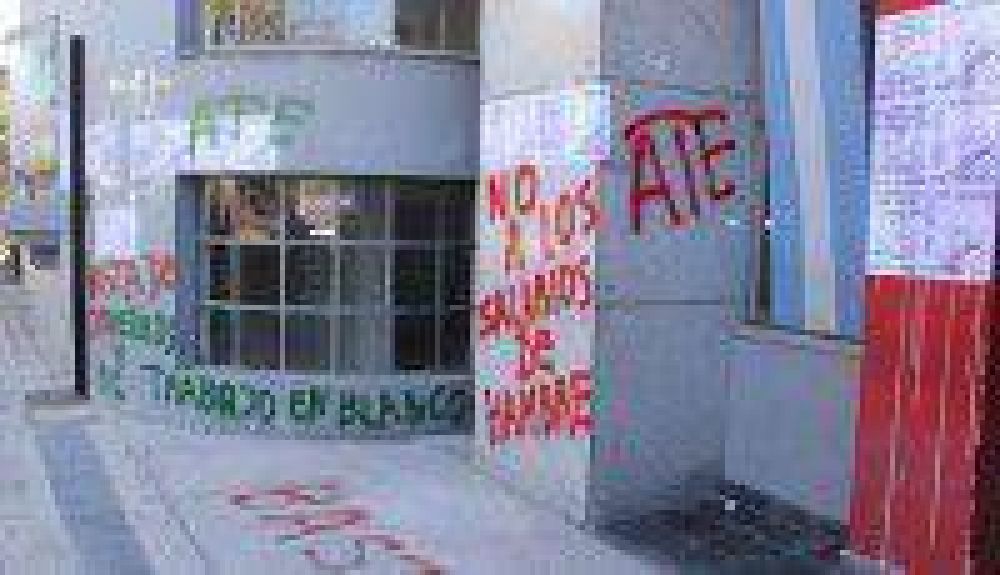 Manifestantes ocasionaron graves da�os en el Edificio Municipal