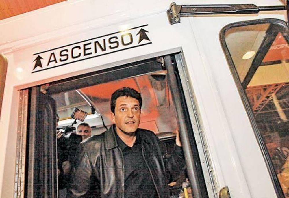 Massa desaf�a a Scioli y lo desplaza en los sondeos