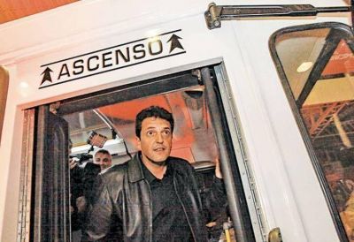 Massa desaf�a a Scioli y lo desplaza en los sondeos