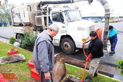 Admiten que la mugre tap� los desag�es en El Tri�ngulo de Bernal