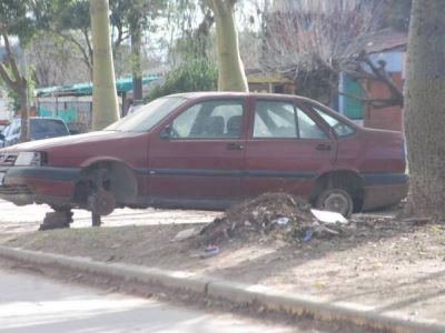 Se incrementan los robos de cubiertas de autos en la ciudad