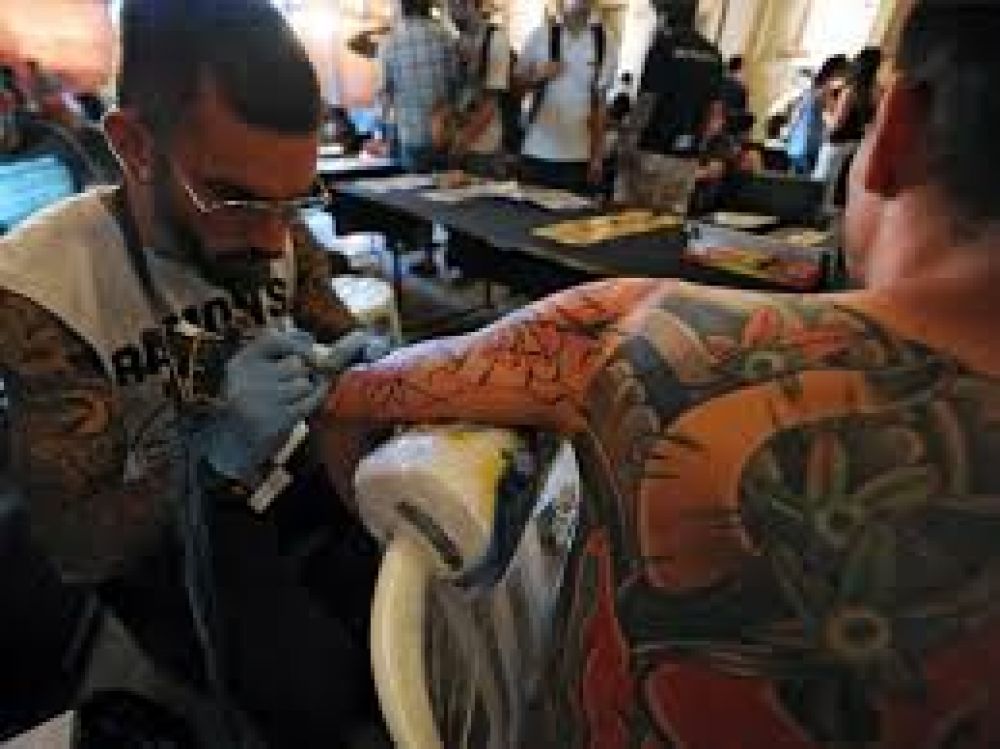 Tatuajes y piercing: piden al PE la urgente reglamentaci�n