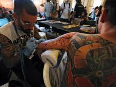 Tatuajes y piercing: piden al PE la urgente reglamentaci�n