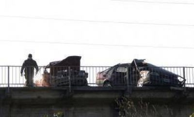 El puente les qued� angosto y se chocaron de "narices"