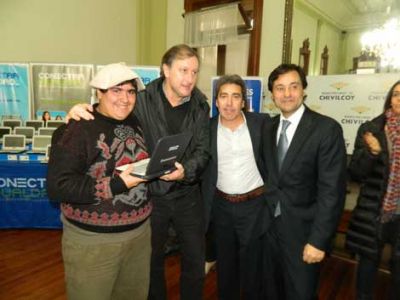 Entregan 140 computadoras a alumnos de la Escuela Agraria 