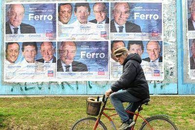 A menos de un mes de las primarias arranc� la "guerra de los afiches"