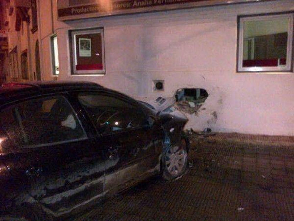 Un auto se incrust� contra una pared