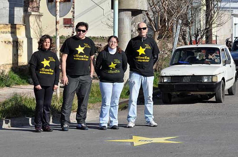 Se pintaron estrellas amarillas para recordar a dos hermanos