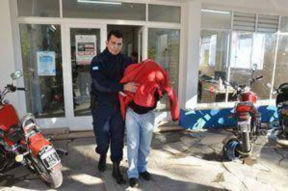 Con una tumbera intent� asaltar a varios peatones	