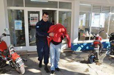 Con una tumbera intent� asaltar a varios peatones	