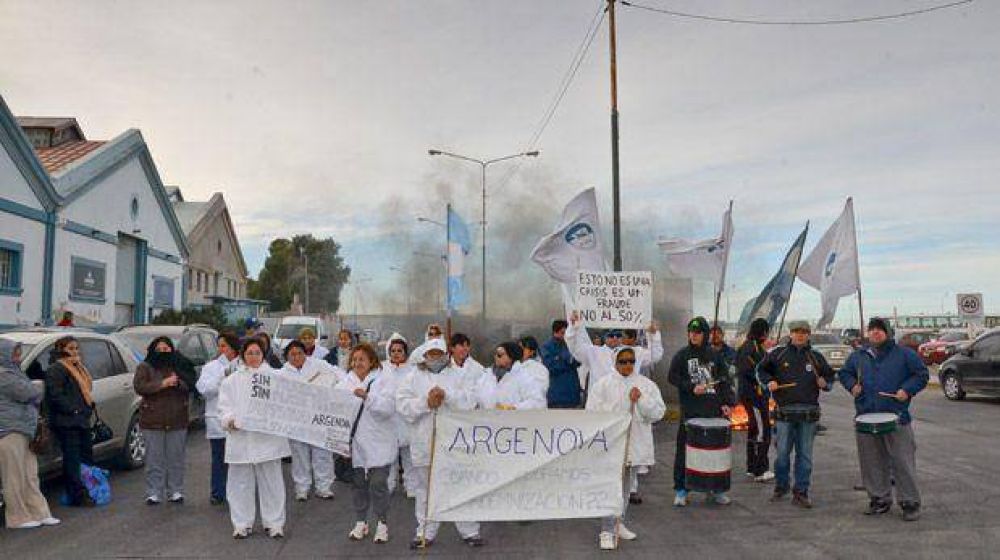 Ex trabajadores de Argenova reclaman fuentes de trabajo