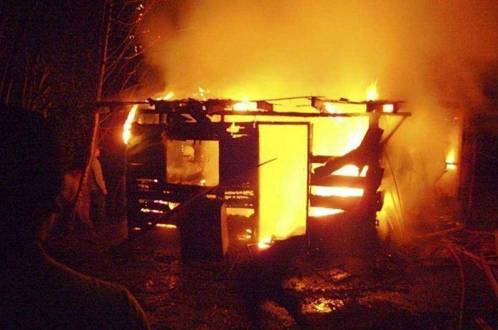Fuego destruy� una vivienda en Virgen Misionera