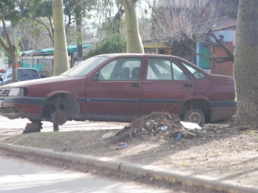 Se incrementan los robos de cubiertas de autos en la ciudad