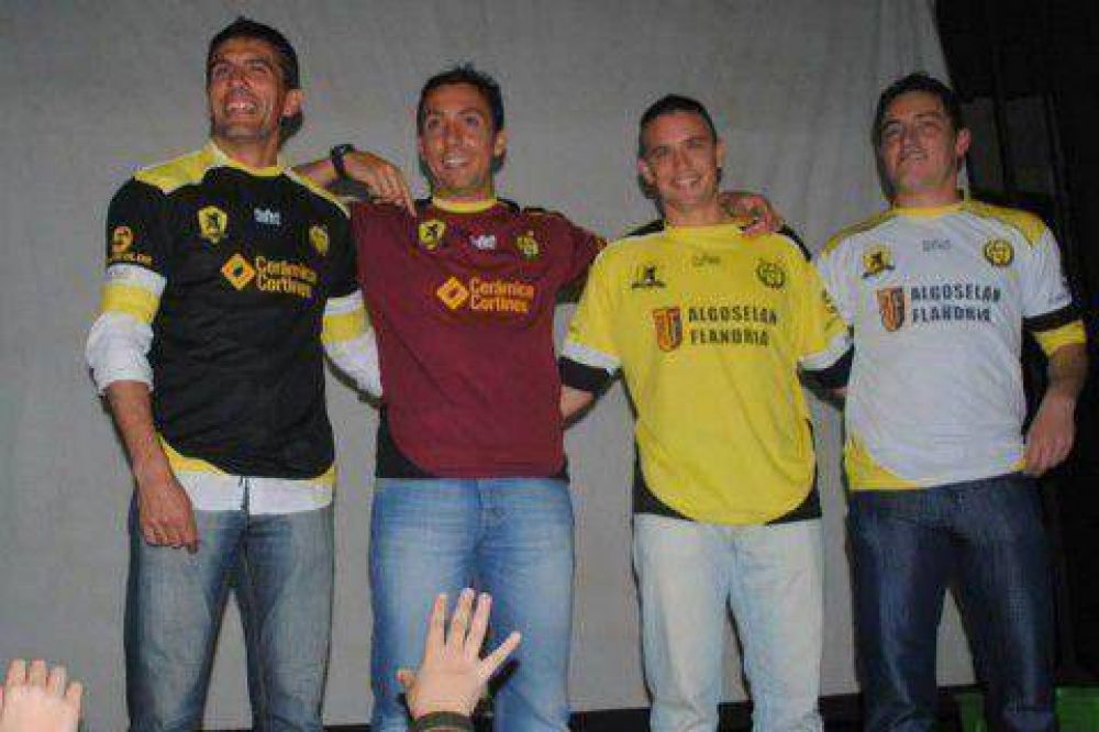 Flandria: con una gran concurrencia, present� plantel y nuevas camisetas