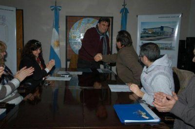 Gutirrez firm el contrato para el inicio de obra del Microestadio Nstor Kirchner