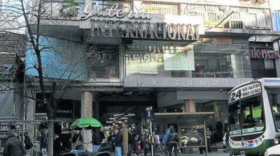 Jeans de contrabando, en pleno Once