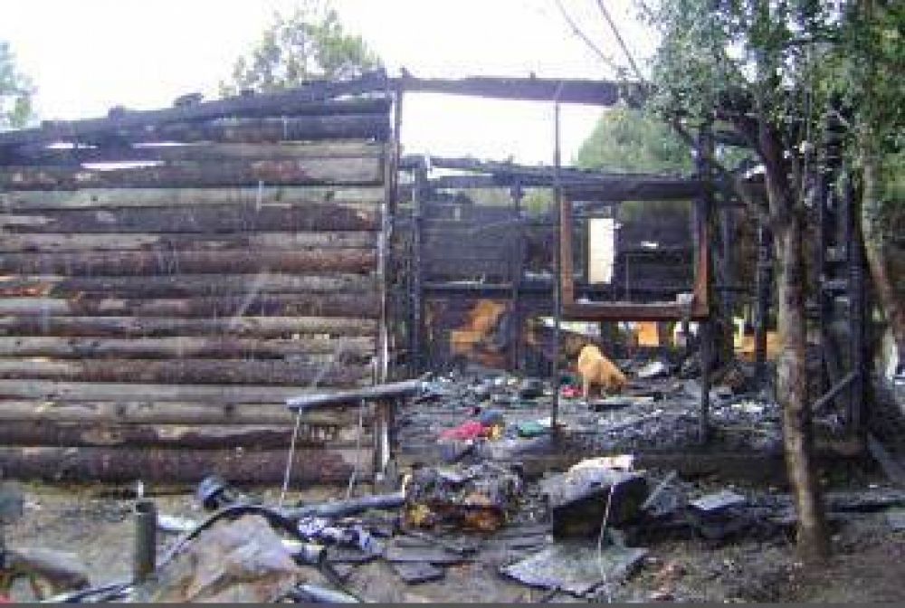 En 15 minutos el fuego destruy� una vivienda