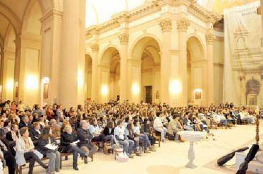 El obispo despidi� a los j�venes