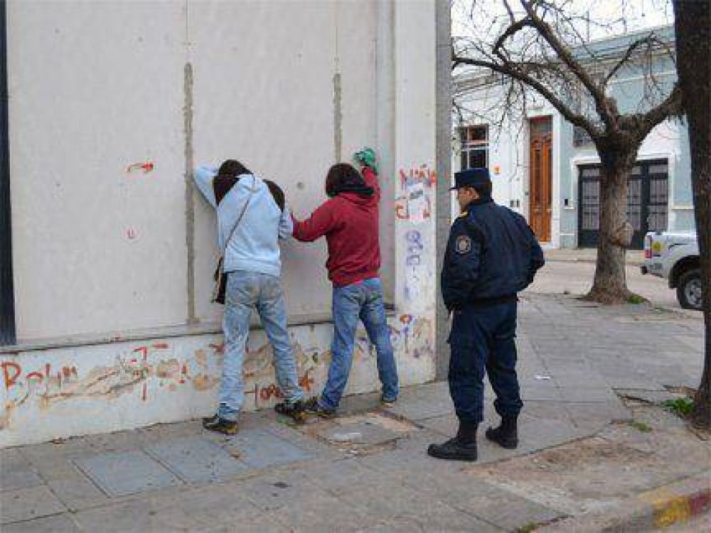 Rompieron un vidrio a pedradas para robar pero fueron detenidos 
