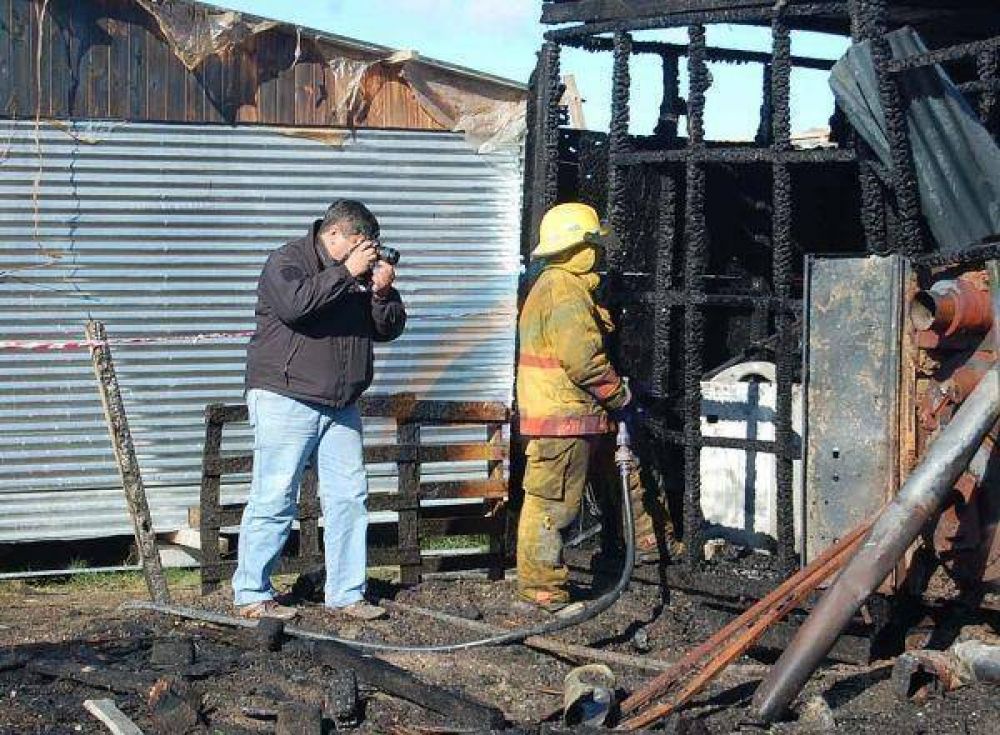 Un hombre de 74 a�os y su hijo murieron en el incendio intencional de una casilla en el asentamiento �Mirador� 