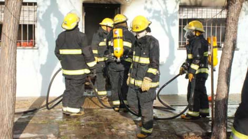 Voraz incendio destruy� parte de una vivienda 