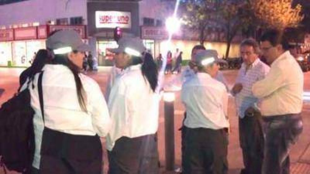 Golpean con una piedra a una agente vial