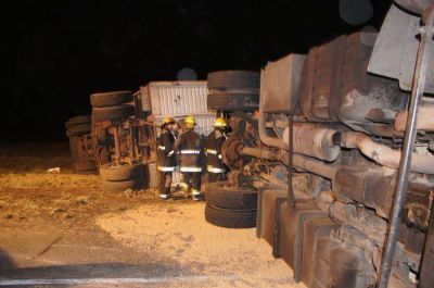 Volc� un cami�n cargado de soja en la Ruta 33