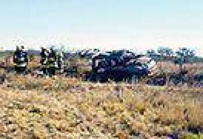 Muri� una adolescente tras volcar un auto