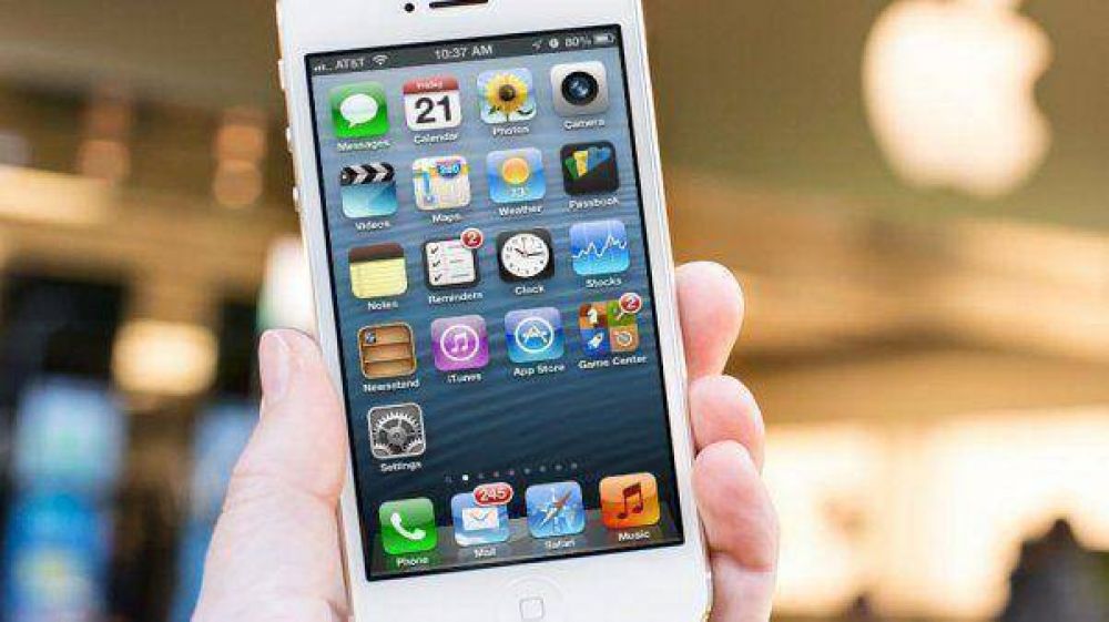 Muri� electrocutada al agarrar su iPhone cuando se cargaba