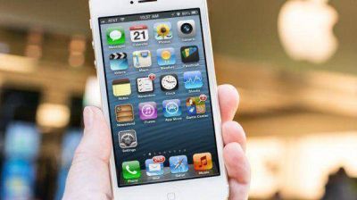 Muri� electrocutada al agarrar su iPhone cuando se cargaba