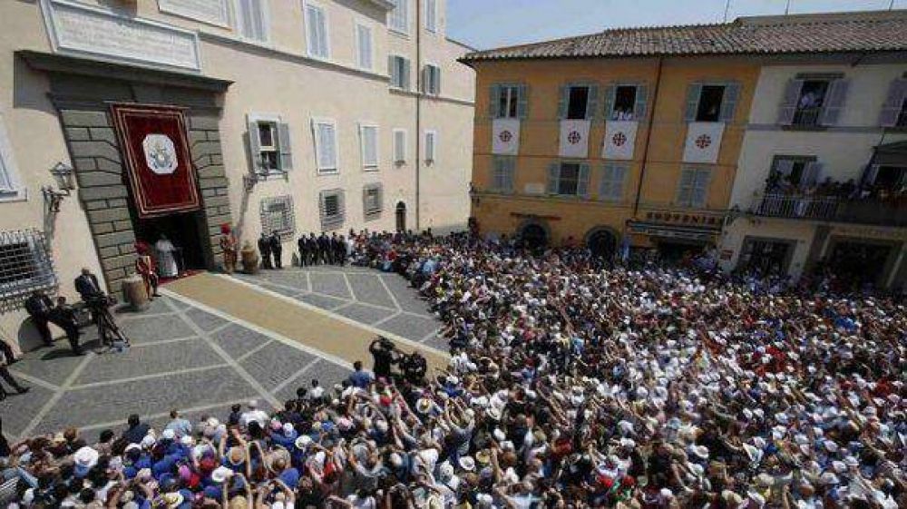 El Papa rez� su primer �ngelus desde Castel Gandolfo
