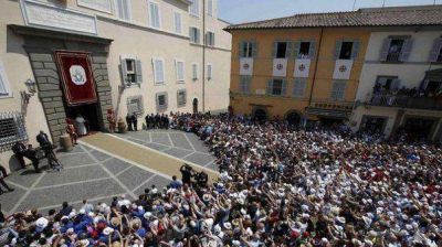El Papa rez� su primer �ngelus desde Castel Gandolfo