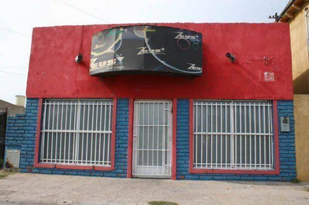 Un hombre hospitalizado, luego de otra batalla campal en el bar Zeus
