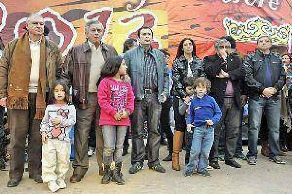 "Ser� un honor que la Presidenta acompa�e a los santiague�os en este nuevo aniversario"