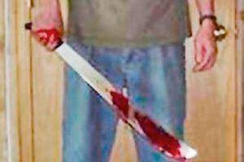 Sujeto baj� de una moto y con un machete hiri� a tres j�venes