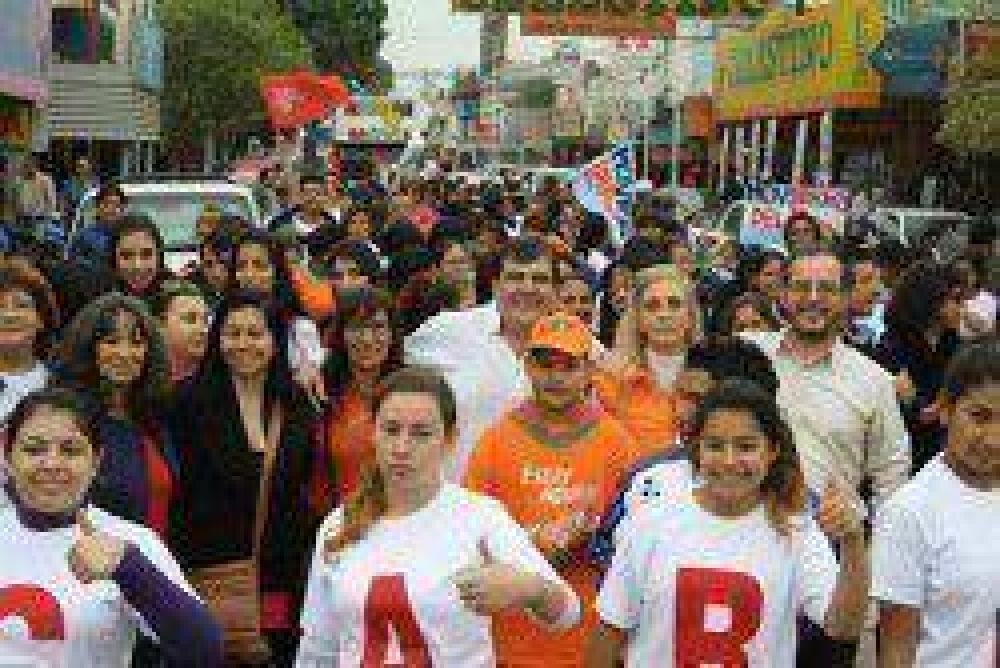Peche encabez� una caminata de campa�a por el centro de S�enz Pe�a