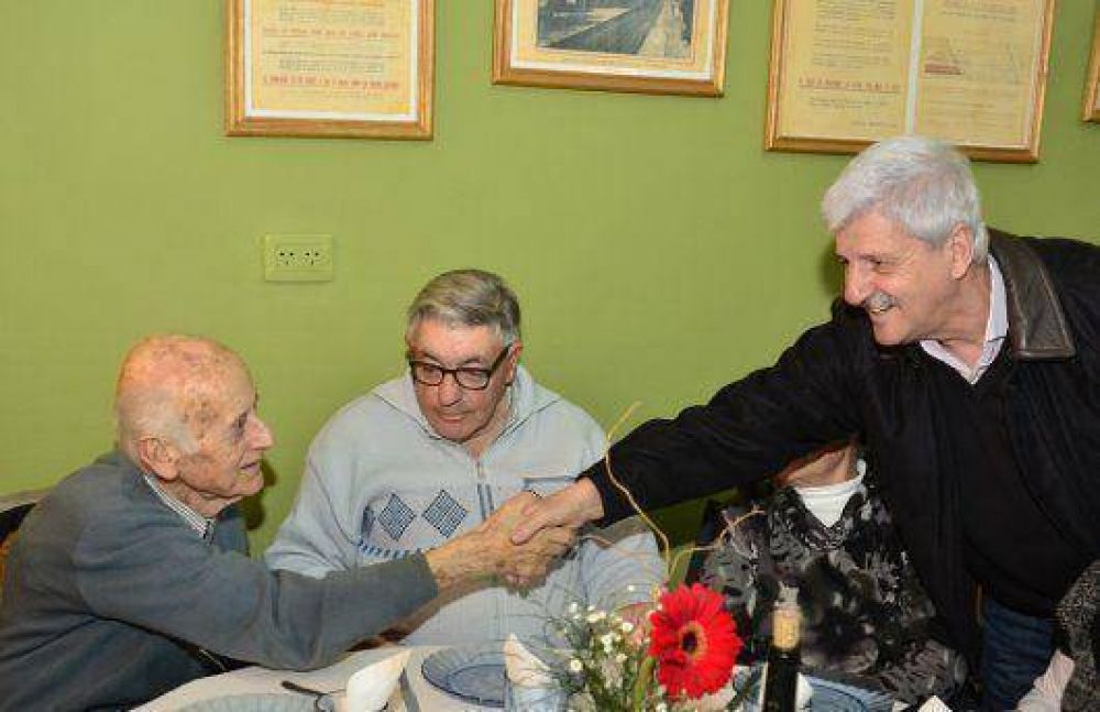 Andreotti presente en el festejo por el 68 aniversario de la Asociaci�n Vecinal Barrio Crisol de Victoria