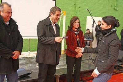 Avellaneda: se entregaron tarjetas de cobro del Plan �Ellas Hacen�