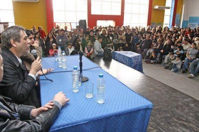 Avellaneda: 180 alumnos recibieron sus diplomas del programa FINES 2